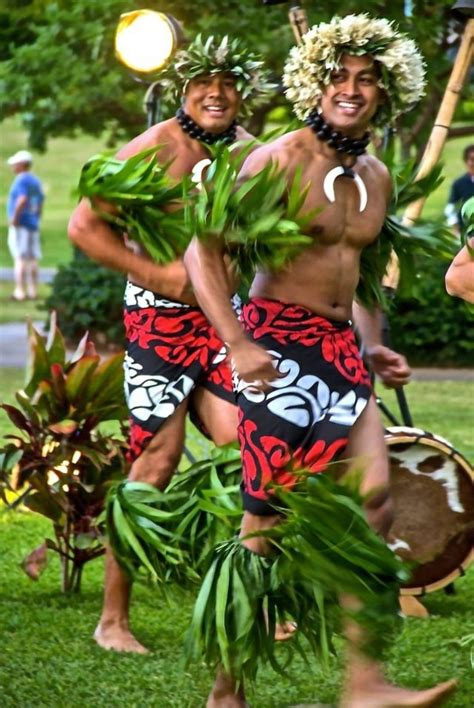 Hawaiian Dancers in Polynesian Dance