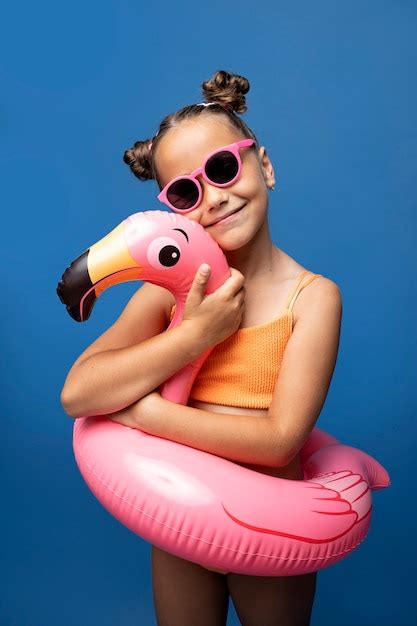 Tragender Bikini Des Netten M Dchens Kostenlose Foto
