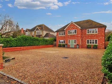 4 Bed Detached House For Sale In Finchampstead Road Wokingham Rg40 £