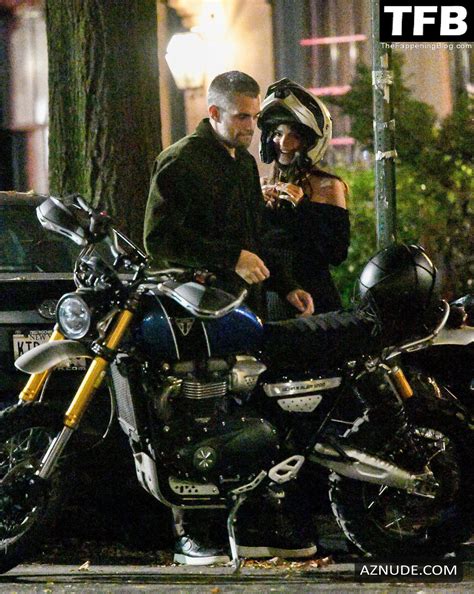 Emily Ratajkowski Sexy Seen Flaunting Her Hot Figure Alongside A Dj In Nyc Aznude