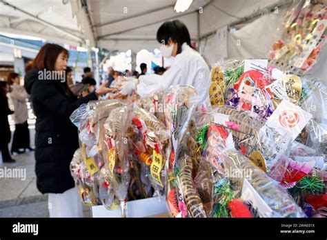 Les Travailleurs Japonais Ach Tent Des Charmes Chanceux Pour Une