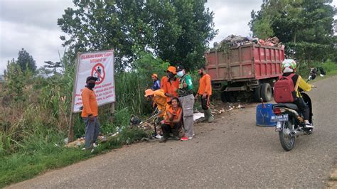 Warga Buang Sampah Sembarangan Bau Tak Sedap Ganggu Siswa Belajar