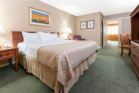 Ramada by Wyndham Topeka Downtown Hotel & Convention Center | Topeka ...