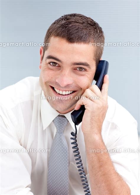 Charming Businessman In Office Talking On Phoneの写真素材 31406110 イメージマート