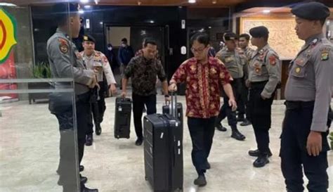 Kpk Amankan Koper Usai Jam Geledah Kantor Kementerian Pertanian