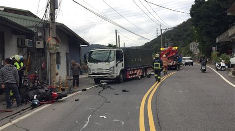 泰山死亡車禍 重機騎士跨雙黃線撞貨車亡｜東森新聞：新聞在哪 東森就在哪裡