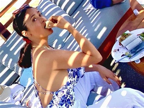 Salma Hayek vacaciona en Los Cabos y presume su figura en elegante bañador