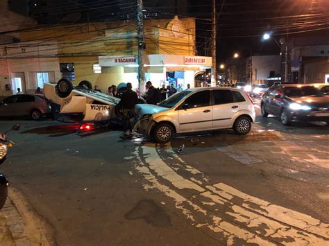 Policiais ficam feridos após viatura capotar em frente a Câmara de