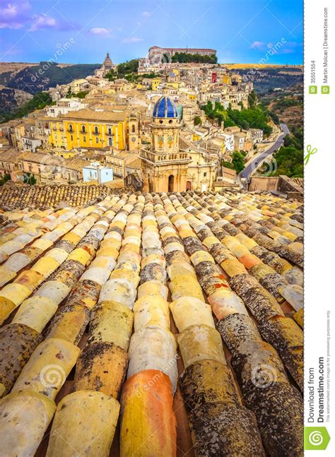 Vue Verticale Des Toits Et Du Beau Village Raguse En Sicile Photo Stock