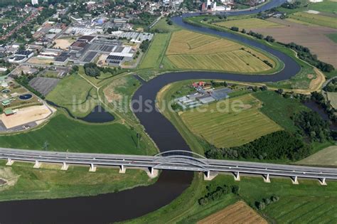 Luftbild Itzehoe Autobahn Brückenbauwerk der BAB A23 über Ufer