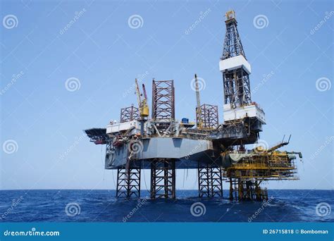 Offshore Jack Up Rig And Production Platform Royalty Free Stock Photos