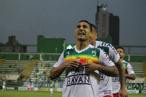 Brusque vence Chapecoense fora de casa para chegar à liderança do