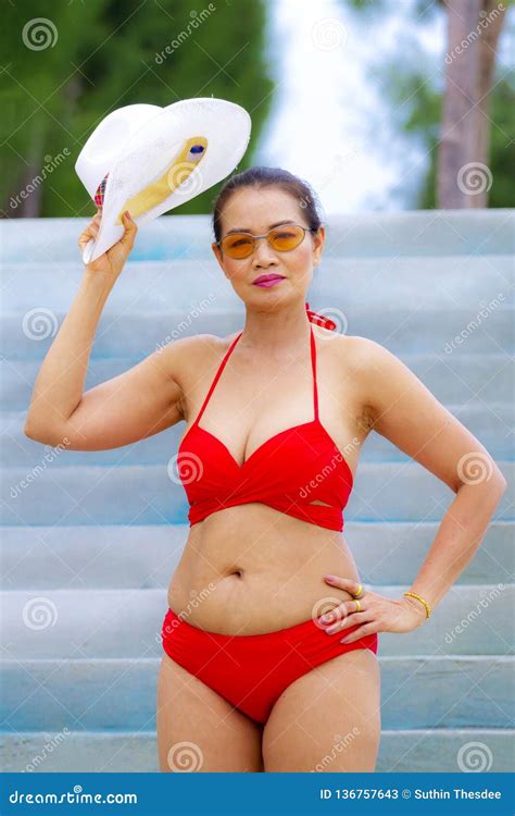 Vrouw Laat Vorm Zien Met Rode Bikini En Hoed Op Het Strand Stock