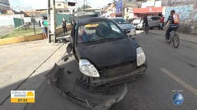 Jornal da Manhã Motorista fica ferido após bater carro em poste na