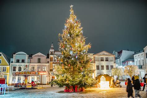 Choinka w Pucku stanęła na Starym Rynku Boże Narodzenie 2022 coraz