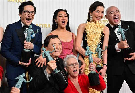 'Everything Everywhere All At Once' stamps SAG with awards | Daily Sabah