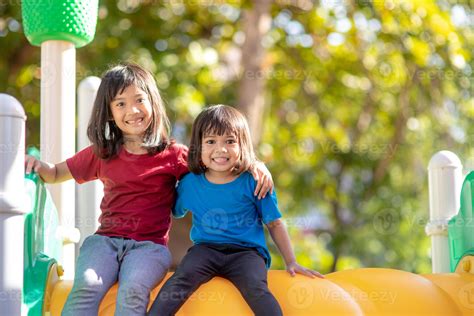 enfant jouant sur l aire de jeux extérieure les enfants jouent dans la