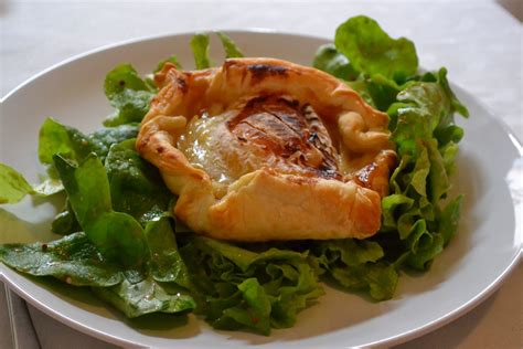 Feuilletés Au Chèvre Et Miel Sur Lit De Feuille De Chêne