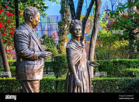 Estatuas De Bronce De La Artista Mexicana Frida Kahlo Y Su Esposo El