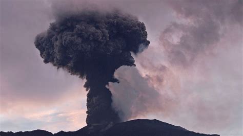 Tausende Indonesier Fliehen Vor Vulkanausbruch Weather