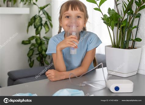 Petite Fille Malade Fait Inhalation Sur Fond Gris Avec Espace De Copie