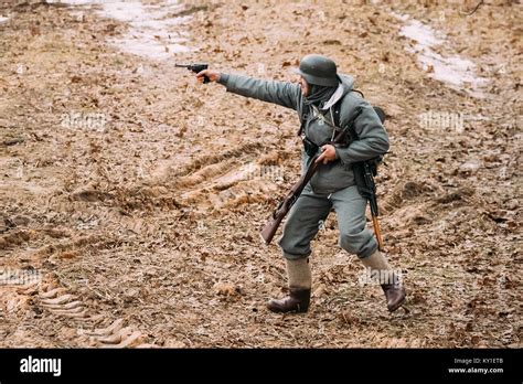 Ww2 Re Enactment Wehrmacht German Soldier Fotos Und Bildmaterial In