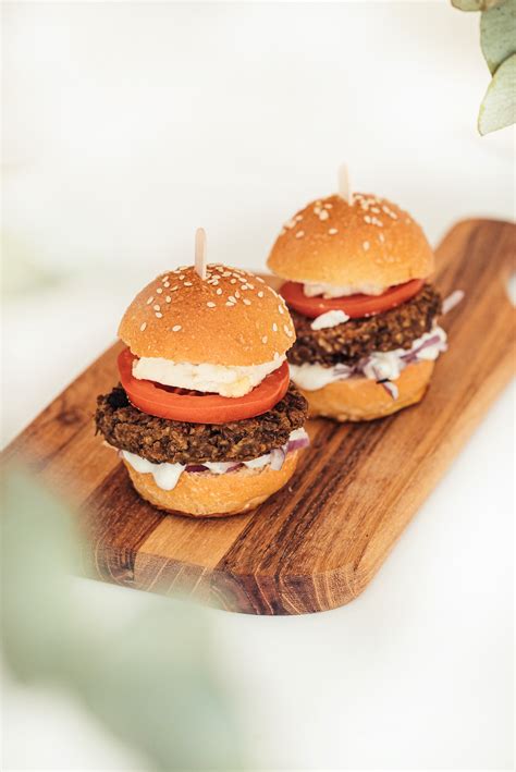 Мини бургери с квасен бриош, кюфте от леща и козе сирене – Catering ...