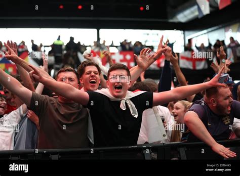 England Fans Im Boxpark Wembley In London Feiern Nachdem Der Englands