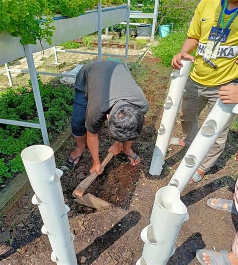 Mahasiswa Kknt Upnvjt Kelompok 22 Dan Warga Rw 12 Pemanfaatan Pipa