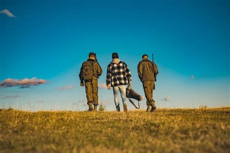 Chasseurs Avec Fusil De Chasse En Chasse Fermée Et Saison De Chasse