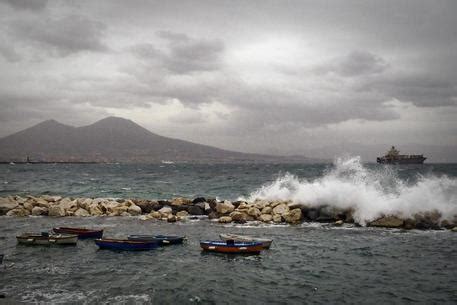 Maltempo Capri Isolata Dal Vento E Dal Mare In Burrasca