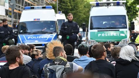 Aufmarsch Der Rechtsextremen Rund 1400 Menschen Protestieren Gegen