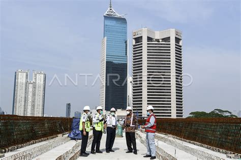 PEMASANGAN LONGSPAN LRT JABODEBEK DUKUH ATAS ANTARA Foto