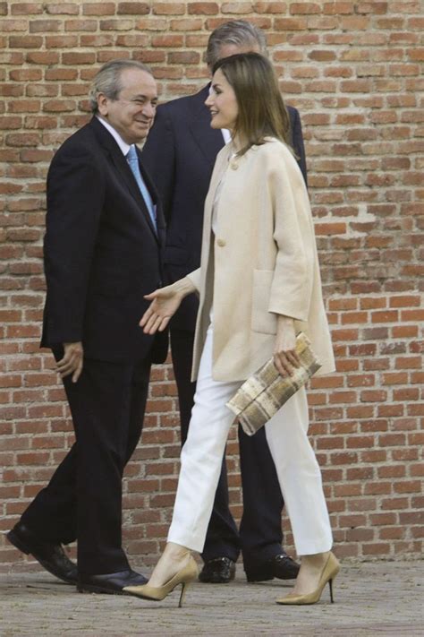 Letizia Ortiz Combina Blanco Nude Y Dorado En Un Look Primaveral Woman