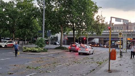 Überschwemmte Keller und herabstürzende Äste Unwetter mit Starkregen