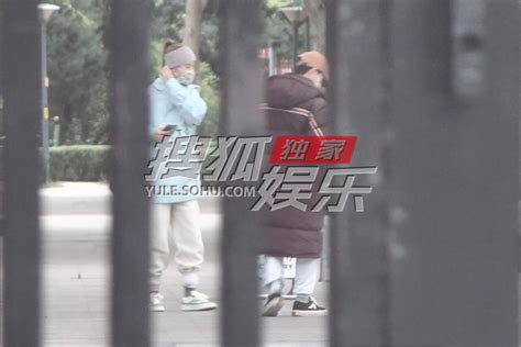 独家：金晨杨芸晴遛完狗一起回家 闺蜜生活太美好 搜狐大视野 搜狐新闻