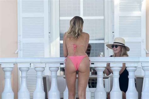Kimberley Garner Dans Un Bikini Rose Olympine