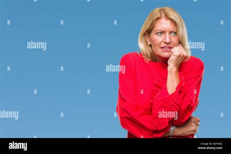 Blonde Frau mittleren Alters über isolierte Hintergrund gestresst und