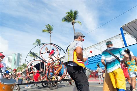 Artistas circenses bailan cantan y tocan instrumentos de percusión