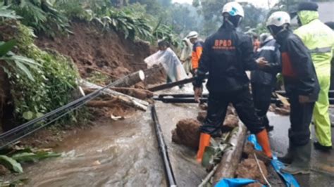 Longsor Cilawu Tutup Akses Provinsi Jalur Garut Tasikmalaya Macet Total