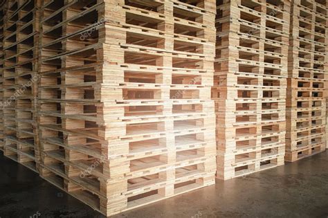 Paletas de madera apiladas en almacén de almacenamiento 2023