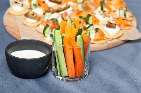 Conjunto De Crudites De Verduras Crudas Frescas Cortadas En Tiras Finas