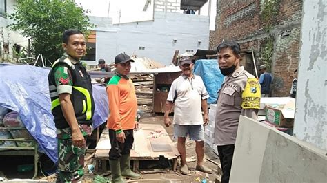 Babinsa Polowijen Gotong Royong Bedah Rumah Warga Binaannya Malang