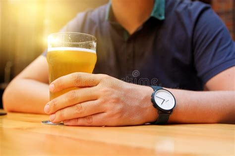 Cerveja Bebendo Do Homem Na Barra Foto De Stock Imagem De Lazer