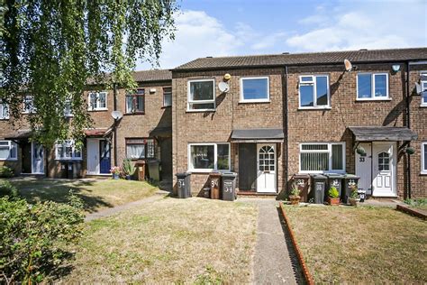 Bedroom Terraced House For Sale In Winters Croft Gravesend Da Ea