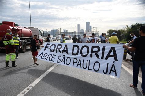 Greve Caminhoneiros Bloqueiam Duas Faixas Da Castello Branco Em Sp