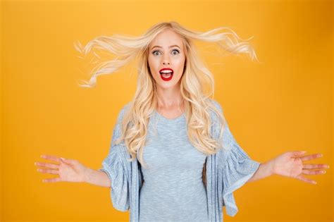 Choqu Jeune Femme Blonde Secouant Les Cheveux Photo Gratuite