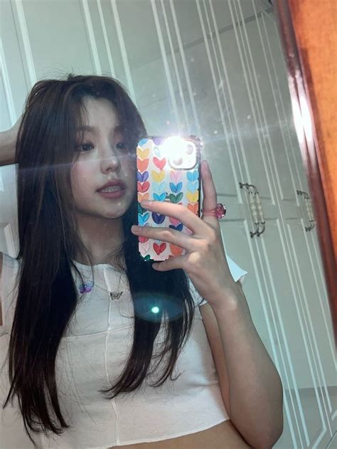 Pin By JOANNE On Yeji In 2022 Itzy Mirror Selfie Bubbles