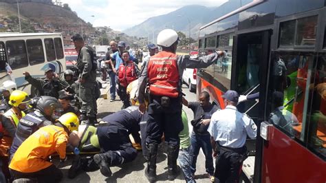 Colisión entre camión y autobús en la Gran Mariscal de Ayacucho