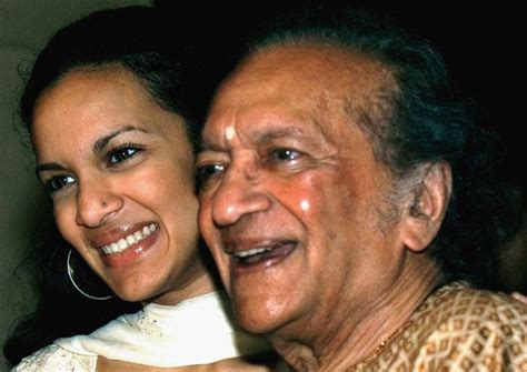 Ravi Shankar Posed With His Daughter Anoushka Shankar Veethi